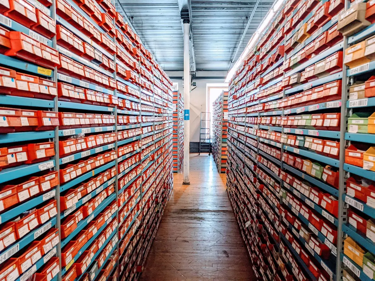 Almacén con estanterías llenas de cajas de zapatos