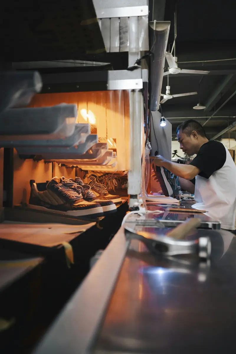Línea de producción en una fábrica de calzado