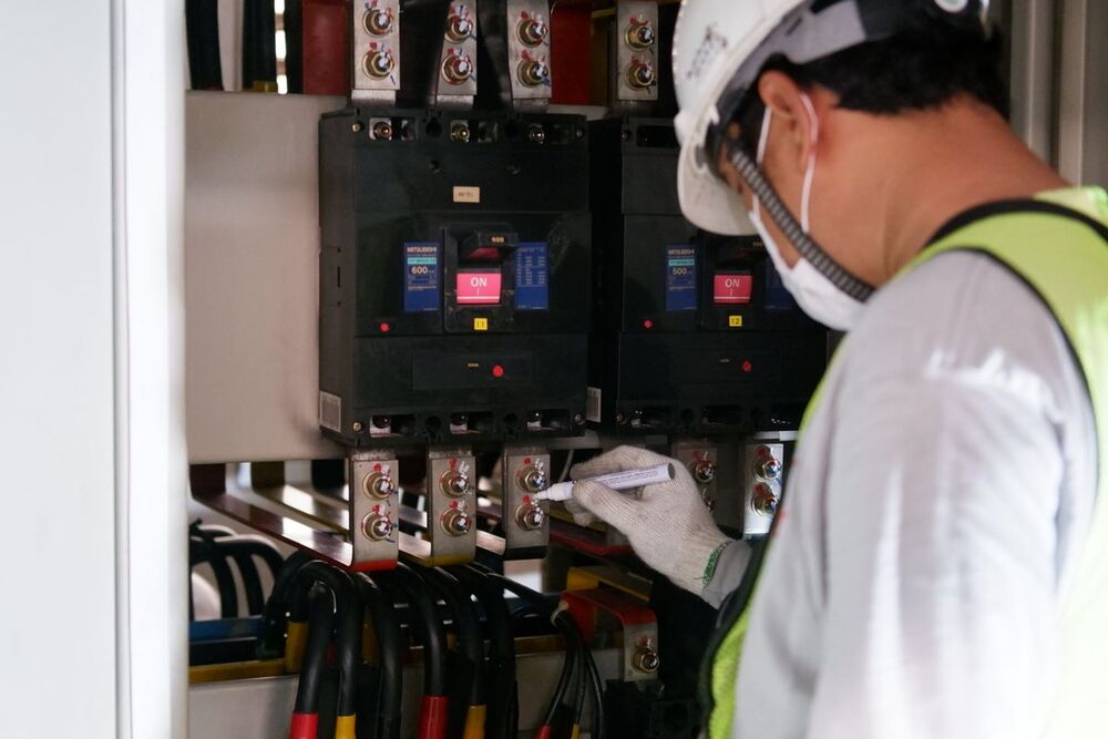 Instalador trabajando en una obra