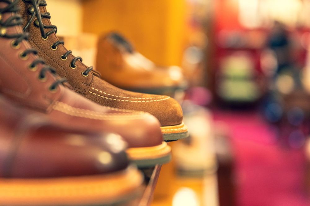 Botas de piel expuestas en una zapatería