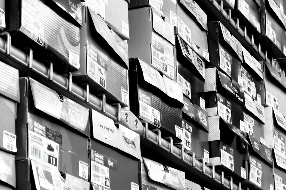Cajas de zapatos apiladas en el almacén de una zapatería