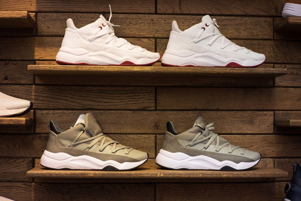 Pared de zapatillas deportivas en una tienda